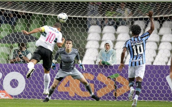 Alex cabeceia para boa defesa do goleiro gremista Marcelo Grohe |