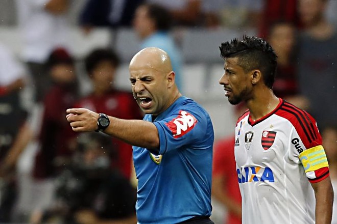 Capitão do Flamengo Léo Moura reclama do gol do Atlético com o árbitro Jean Pierre Gonçalves Lima | 