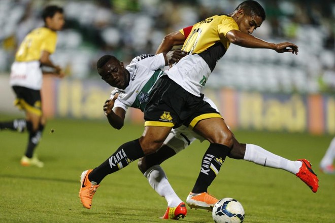 Joel na marcação de Cléber Santana | 