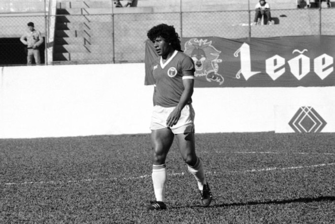Zagueiro Índio em uma das últimas partidas da história do Pinheiros, na derrota por 2 a 1 para o Operário (MT) |