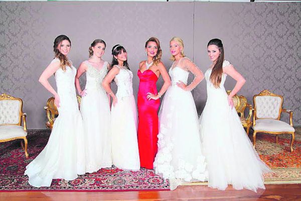 Em tempo de beleza, a socialite Monica Gulin, com look inspirado na atriz Rita Hayworth, tem a companhia das debs 2014 do Graciosa Country Club, Rebeca Heller, Micaela Camargo, Karina Luersen, Georgia Gulin e Mariana Migliose. Todas vestiam criações Denise Leal | Foto: Kobiyama