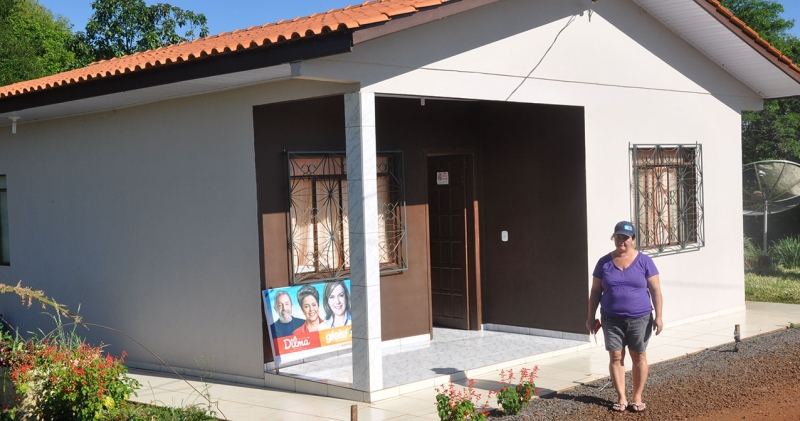 Geliane, de Pinhal de São Bento, está feliz com sua moradia do Minha Casa, Minha Vida | Gazeta do Povo
