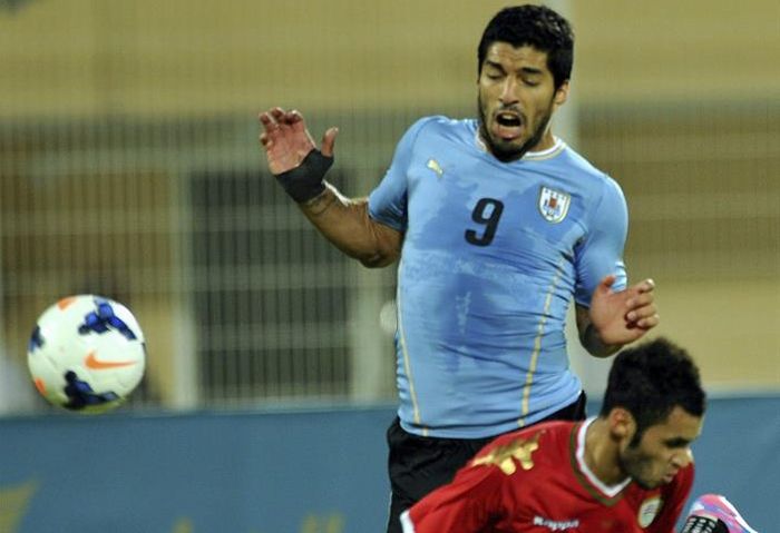 Autorizado a jogar amistosos, Suárez marcou dois gols na vitória do Uruguai sobre Omã | EFE