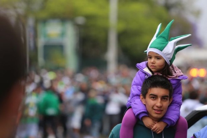 Torcida do Coritiba chegando ao Couto Pereira para o clássico com o Atlético |