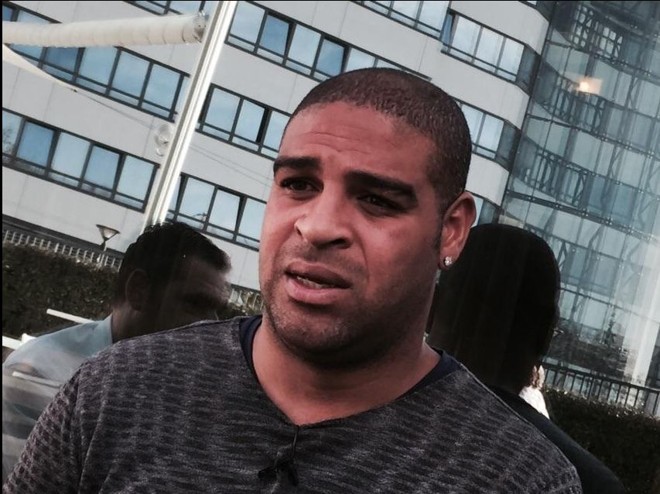 Adriano no estádio do Le Havre, momento antes de dar o pontapé inicial em partida da Ligue 2. |