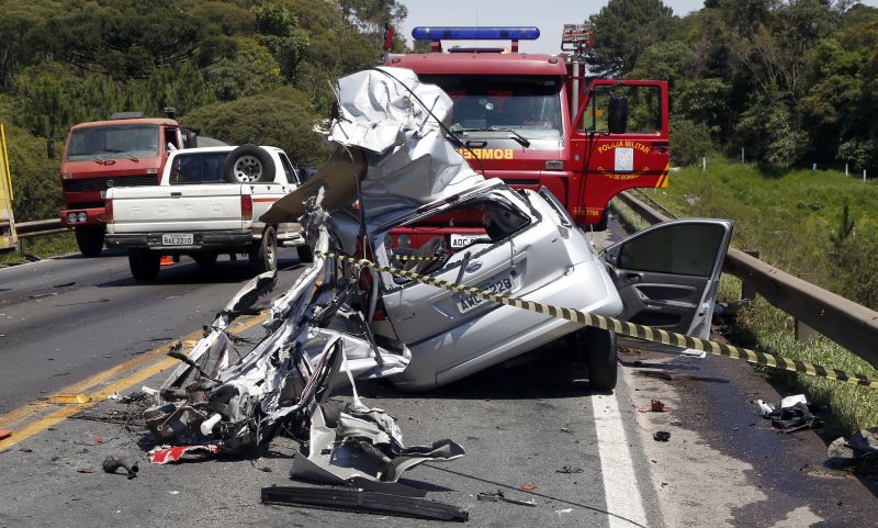Motorista do carro teria invadido a pista contrária e colidido com o caminhão | Aliocha Mauricio / Tribuna do Paraná