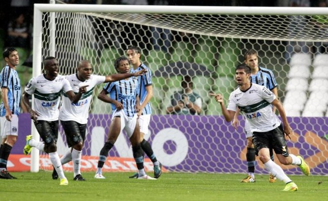 Leandro Almeida comemora o gol que colocou o Coritiba em vantagem no placar |