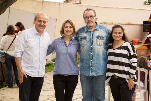 O prefeito Gustavo Fruet e a presidente da FAS e primeira-dama, Marcia Fruet, com o coordenador do curso de Arquitetura e Design de Interiores do Unicuritiba, Antônio Miranda, e a superintendente do Shopping Mueller, Daniela Baruch, na festa pelo Dia da Criança realizada no último sábado na instituição escolhida como beneficiada pela sétima edição do projeto Mueller Ecodesign Social | Nenad Estúdio Fotográfico