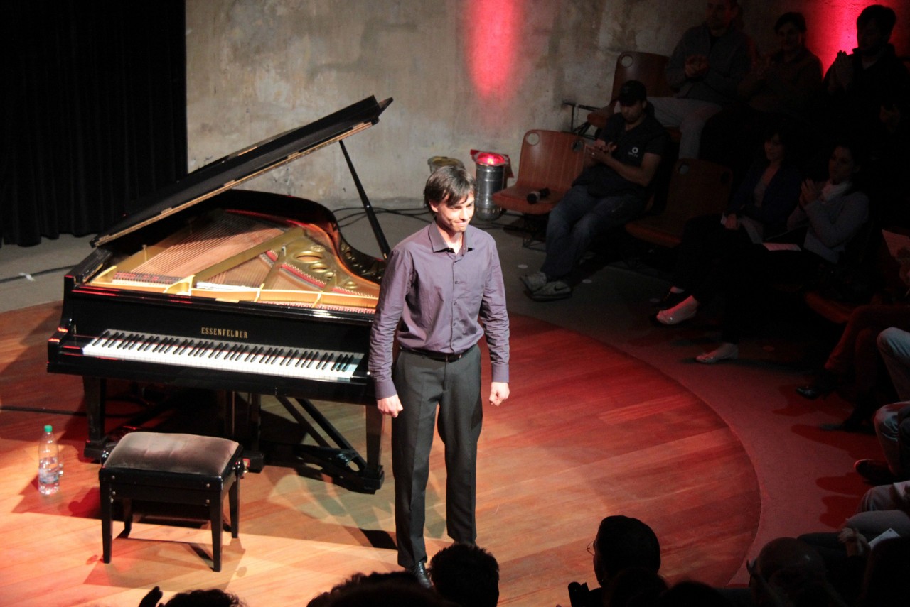 O pianista Bruo Hrabovsky lota o Paiol com concerto de piano sobre a trajetória de Pink Floyd. | Divulgação/Alice Rodrigues Fundação Cultural