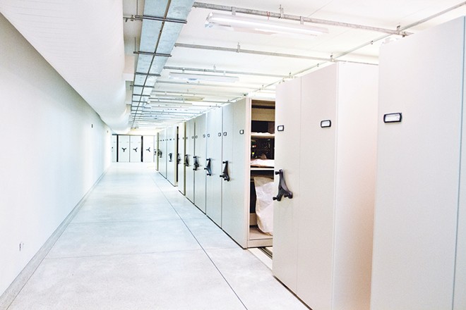 É tudo branco na reserva técnica, área que guarda peças bidimensionais |