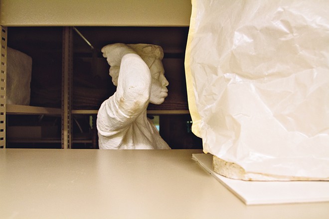 Sala reservada do acervo tridimensional |