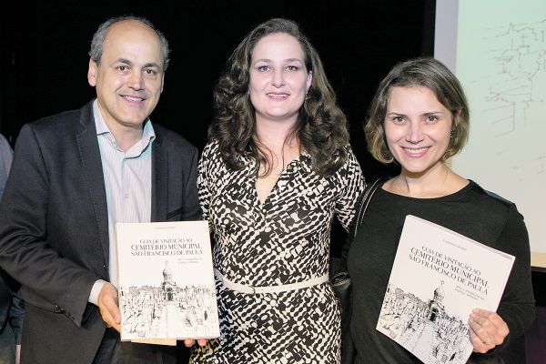 O prefeito Gustavo Fruet e a primeira-dama Márcia Fruet prestigiaram o lançamento doGuia de Visitação ao Cemitério Municipal São Francisco de Paula, da pesquisadora Clarissa Grassi (ao centro), na noite de terça-feira, no Teatro da Caixa | Ernesto Vasconcelos