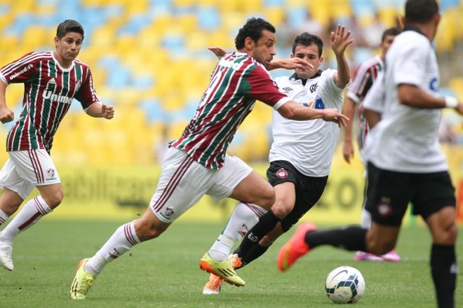 Fred carrega a bola no meio da defesa atleticana |