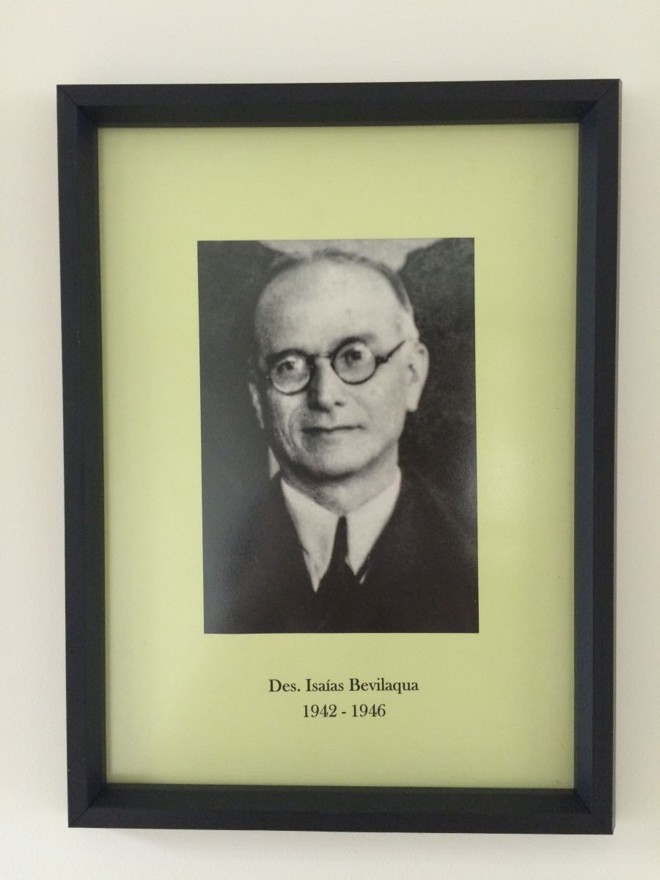 Des. Isaias BevilaquaLogo que colou grau foi advogar em Manaus, transferindo-se para Curitiba em 1921. Neste mesmo ano, foi nomeado promotor público, atuando antes rapidamente como juiz substituto. Em 1931, assumiu o cargo de promotor de justiça, para ser nomeado desembargador no dia 16 de maio de 1932, também desempenhando as funções de procurador geral da justiça e vice-presidente de 1942 a 1946. Em 1947, foi eleito presidente do Tribunal de Justiça, cargo que exerceu até janeiro de 1949. Exerceu também a vice-presidência na gestão que durou de 1933 a 1946. Aposentou-se em 1958. Faleceu em Curitiba, no dia 26 de julho de 1960. |