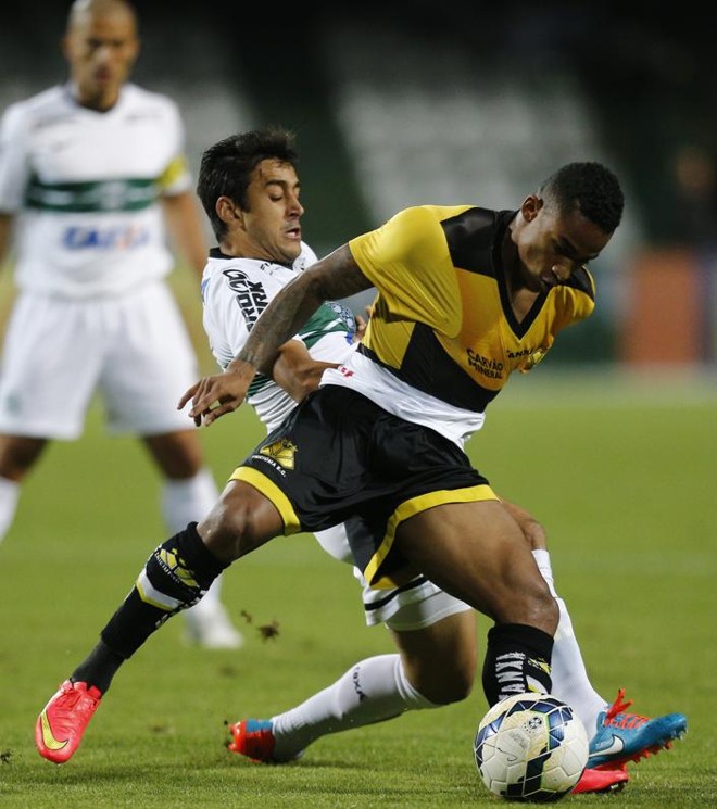 Robinho voltou ao time no lugar de Rosinei | 