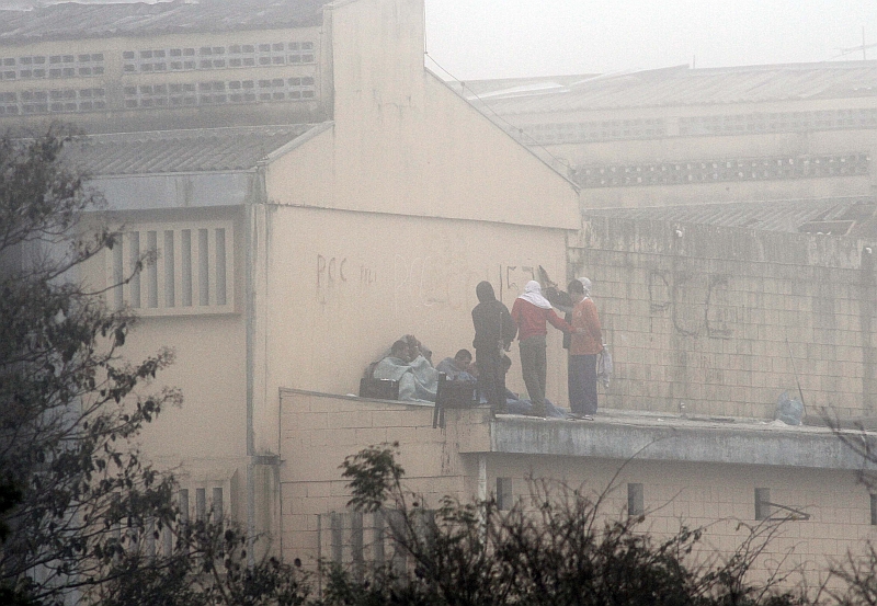 Presos rebelados foram ocupam o teto da penitenciária desde o início do movimento | Christian Rizzi / Agência de Notícias Gazeta do Povo