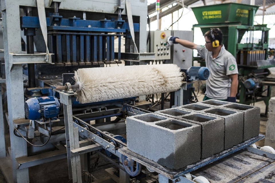 Bloco de concreto reciclado fabricado pela empresa Soliforte é resultado de uma parceria com a UFPR, que pesquisou e desenvolveu o produto | Brunno Covello / Gazeta do Povo