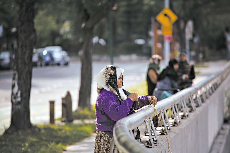 Bengalesas usam gaiolas para pescar peixinhos que formam uma das bases de sua dieta. Os cardumes se multiplicam nas águas de Nova York | Todd Heisler