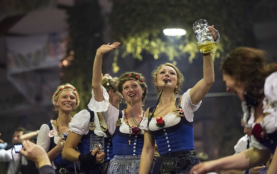 Engana-se quem acha que são os alemães os que bebem mais cerveja. Na foto, mulheres fazem brinde durante Oktoberfest, em Munique, na Alemanha | REUTERS/Lukas Barth