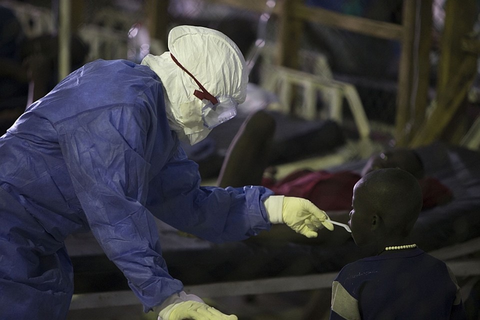 Na Libéria, pessoas que trabalham diretamente com os infectados por Ebola precisam usar roupas especiais | REUTERS/Christopher Black