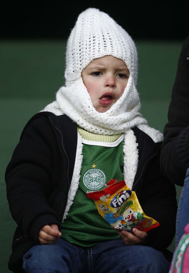 Faltou roupa para o pequeno torcedor do Coxa se proteger do frio na vitória sobre o Atlético |