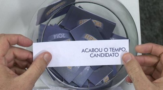 Até o pote de onde eram sorteados os temas virou tema de brincadeiras. |