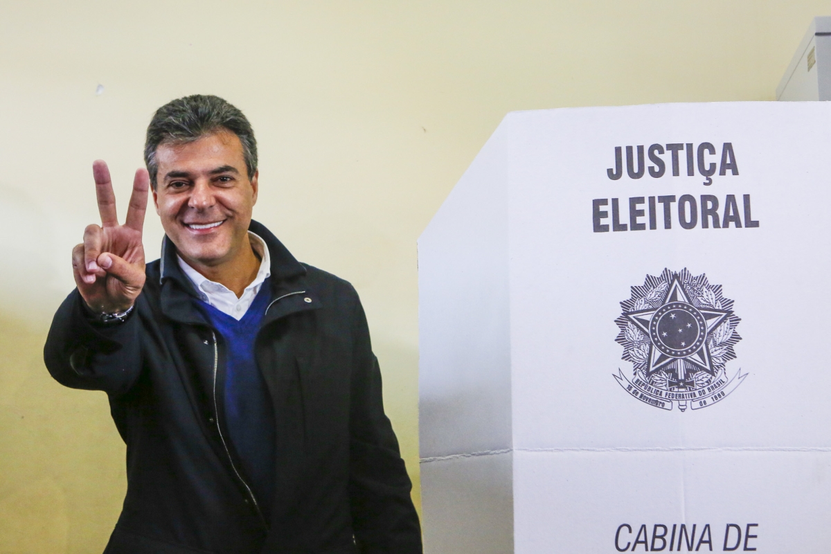 Candidato à reeleição votou no Colégio Estadual Amâncio Moro, no Jardim Social | Brunno Covello/Agência de Notícias Gazeta do Povo