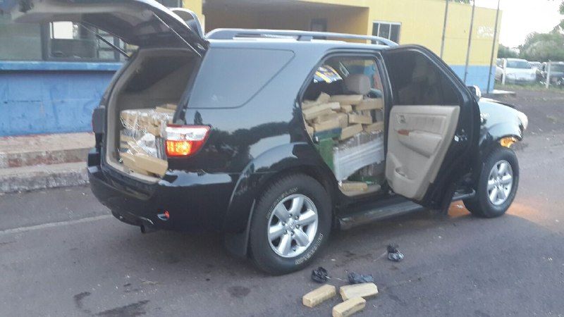 Droga estava dentro de carro com alerta de furto | Polícia Rodoviária Federal do Paraná/ Divulgação