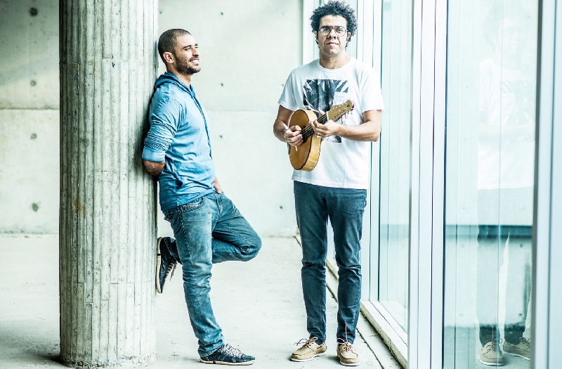 O cantor e o bandolinista decidiram se inspirar nos afrossambas de Vinicius de Moraes e Baden Powell | Rafaê Silva/Divulgação