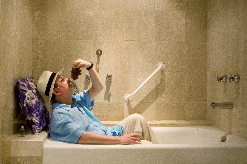 Salman Rushdie posa com um cacho de uvas para Daniel Mordzinski | Daniel Mordzinski/Reprodução