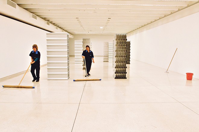 O museu possui 12 salas expositivas e a cada ano são realizadas mais de 20 mostras. No único dia em que não é aberto ao público (segunda-feira), a equipe de limpeza trabalha para manter tudo nos trinques |