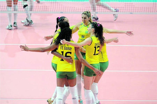 Brasileiras comemoram mais uma vitória no Mundial de Vôlei: hoje é dia de semifinal | Divulgação/ FIVB