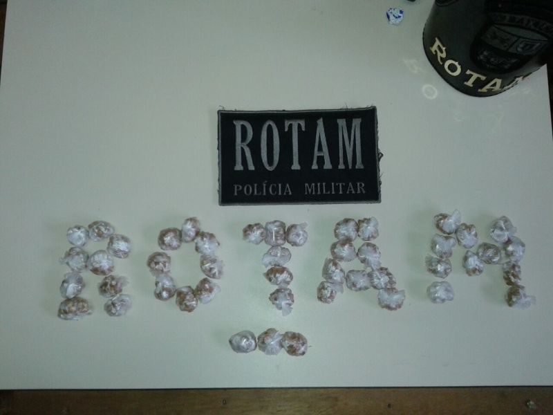 Droga era levada em uma sacola e suspeito tentou fugir | Divulgação/Polícia Militar