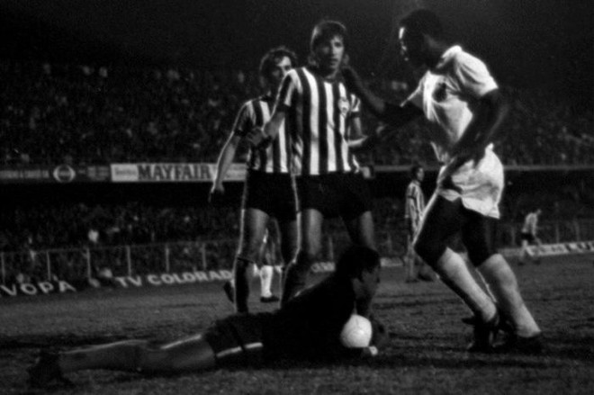 Pelé leva risco ao gol do Coritiba na vitória alviverde por 1 a 0 sobre o Santos em 27 de outubro de 1971 | 