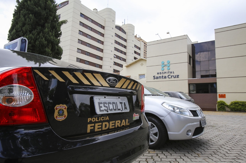 Carros da Polícia Federal em frente do Hospital Santa Cruz, onde Youssef está internado | Daniel Castellano/ Gazeta do Povo