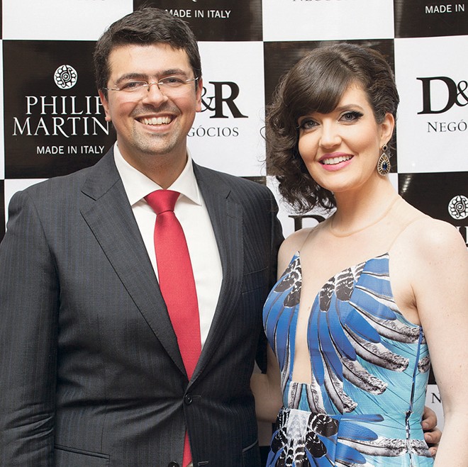 Cristiano Ferracini, representante da Philip Martins no Brasil, com a atriz Larissa Maciel no badalado lançamento da marca italiana de cosméticos naturais e orgânicos, no Castelo do Batel |