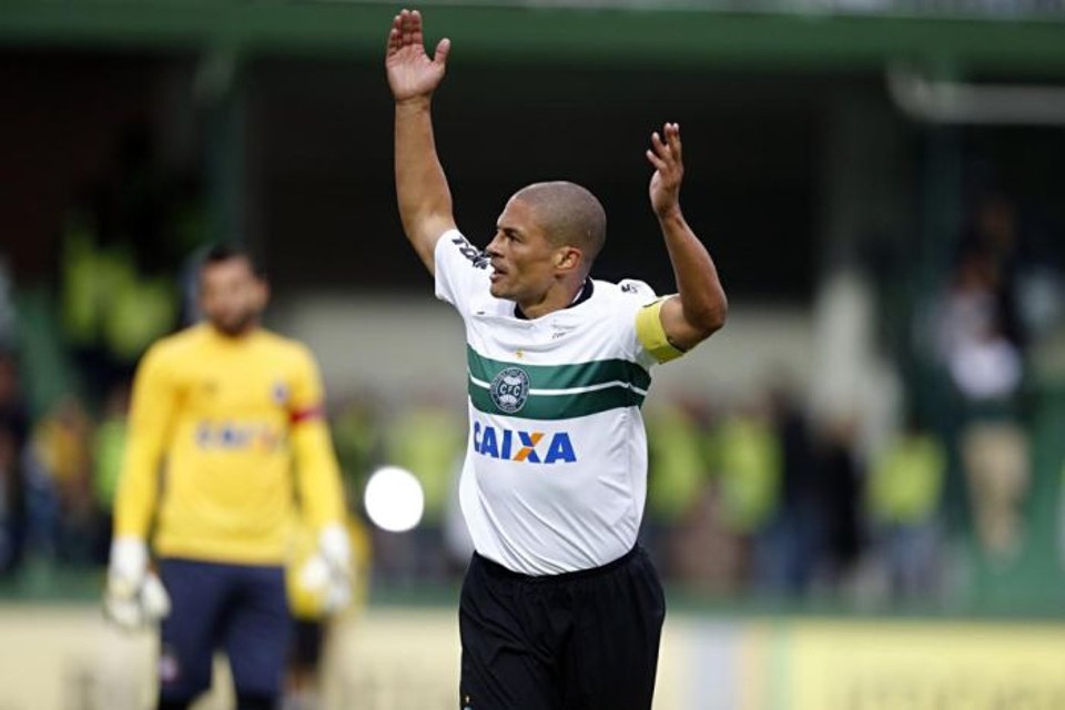 Vitória do Coritiba por 1 a 0 marcou o último Atletiba da carreira de Alex | Albari Rosa / Gazeta do Povo