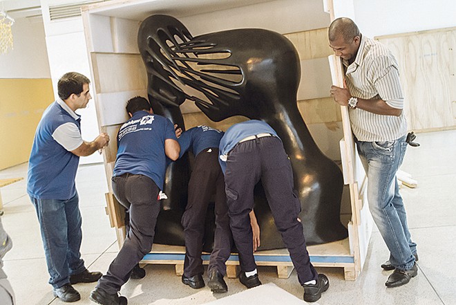 A equipe de transporte embala O Impossível, obra de 1940 da artista Maria Martins |