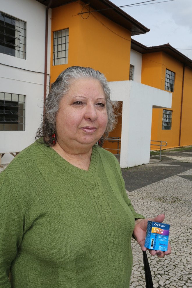 Medicamentos em conta- Há 17 anos, a unidade Ouvidor Pardinho é destino da cabeleireira Ermelinda Giacomini (foto), de 73 anos. Diabética, ela vai ao posto todos os meses para buscar seus remédios, como a insulina, comprimidos e as fitas usadas nos aparelhos que controlam o nível de açúcar no sangue. Nos últimos meses, ela notou uma mudança.