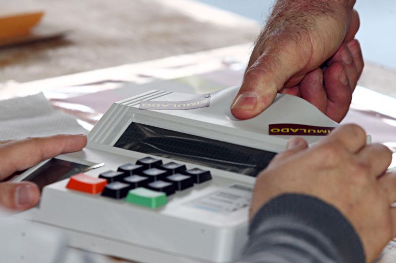 Um quarto dos eleitores paranaenses votam utilizando o sistema de biometria | FELIPE ROSA/AGP