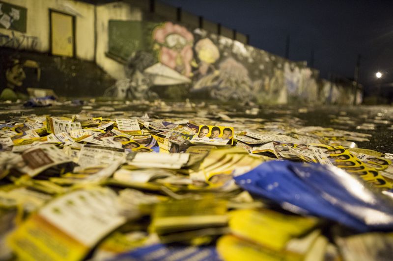 Santinhos emporcalharam as calçadas de Curitiba | Henry Milléo / Agência de Notícias Gazeta do Povo