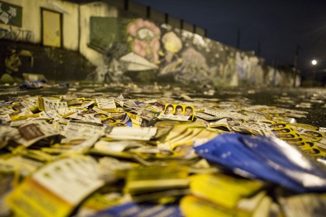 Santinhos emporcalharam as calçadas de Curitiba | 
