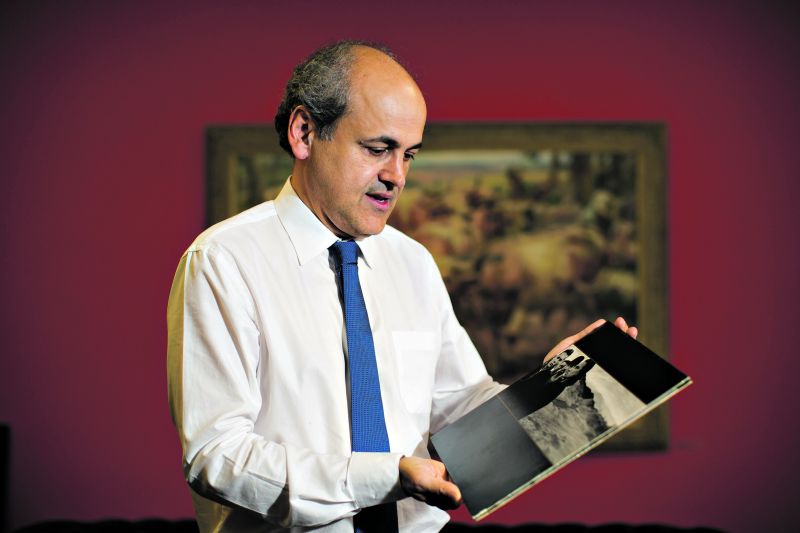 Com cuidado: Fruet segura o vinil de Joshua Tree, disco do U2 lançado em 1987. No plástico, ainda há o preço do álbum comprado em Nova York US$ 6,98 | Brunno Covello/Gazeta do Povo