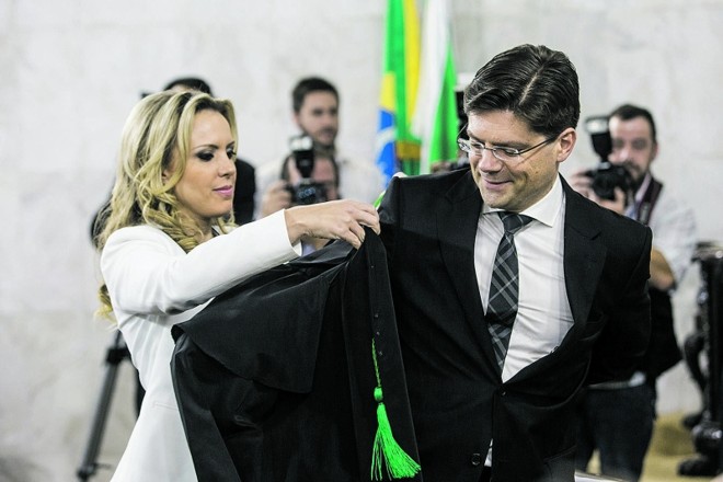 Ivens Linhares toma posse- O novo conselheiro do Tribunal de Contas do Paraná (TC-PR) Ivens Linhares (foto) tomou posse na tarde de ontem. Auditor concursado desde 2005, ele recebeu a toga da esposa, que é servidora do TC, e foi homenageado pelos colegas. Linhares é um dos únicos conselheiros que entraram no TC por concurso. Caio Soares também era concursado, mas do Ministério Público de Contas. O conselheiro Ivan Bonilha ressaltou que o colega do curso de Direito da UFPR era