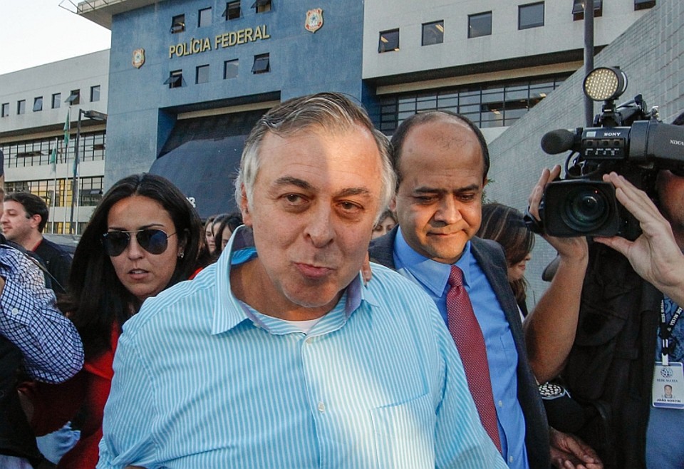 Paulo Roberto Costa em uma das vezes em que deixou o prédio da Superintendência da Polícia Federal, em Curitiba | Daniel Castellano / Agência de Notícias Gazeta do Povo