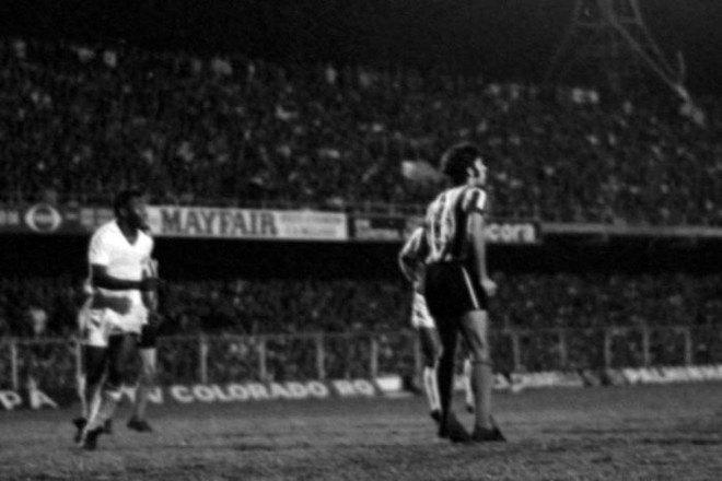 Pelé em lance da derrota do Santos para o Coritiba em 27 de outubro de 1971, no Belford Duarte | 