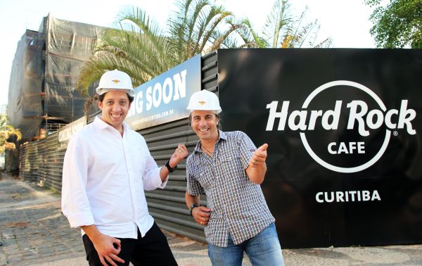 A coluna acompanhou ontem, com exclusividade, a visita do vice-presidente de Franquias para a América do Hard Rock Cafe International, Tom Perez (de xadrez), às obras do Hard Rock Cafe Curitiba. Ele estava acompanhado de Leonardo França, diretor da unidade | Julio Cesar Souza