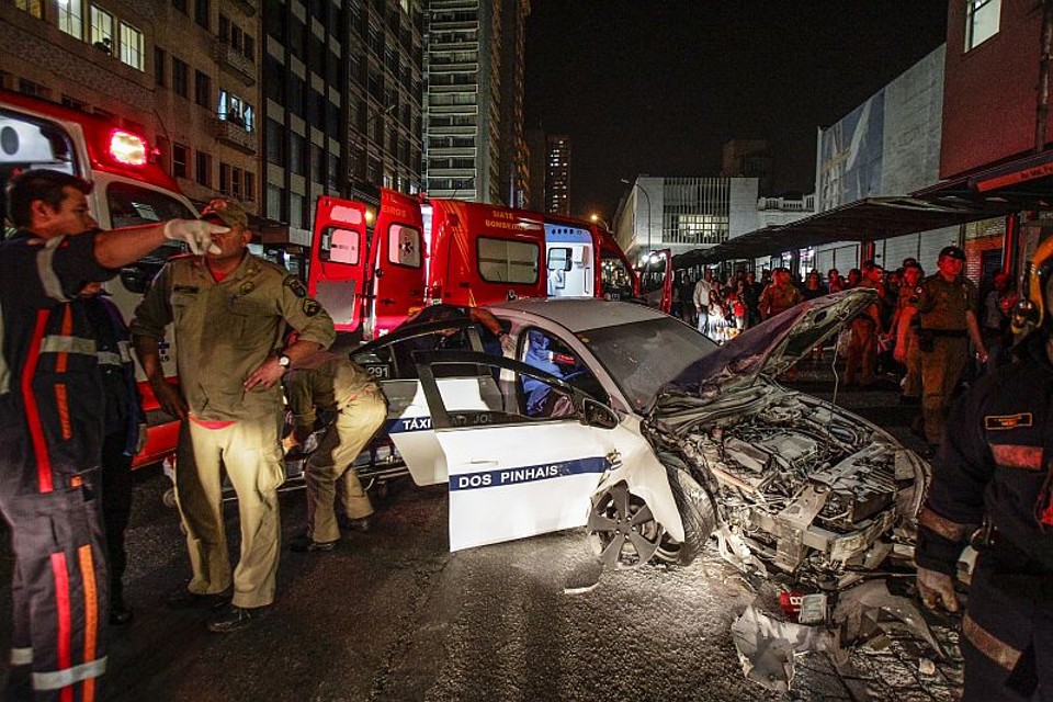 Desgovernado, o táxi atingiu outro carro e atropelou um pedestre, que morreu na hora | Daniel Castellano/Gazeta do Povo