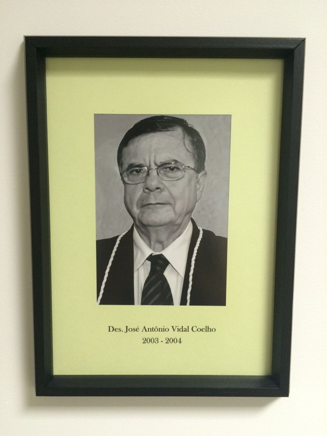 Des. José Antônio Vidal CoelhoIniciou sua carreira na magistratura em dezembro de 1967, quando foi nomeado, após ter sido aprovado em concurso público, para exercer o cargo de juiz substituto. Em outubro de 1988, foi nomeado juiz do Tribunal de Alçada e, em de fevereiro de 1995, foi promovido a desembargador do TJ-PR. Em 20 de dezembro de 2002, foi eleito vice-presidente do TJ para o biênio 2003/2004. Exerceu ainda a presidência do tribunal durante o biênio 2007/2008. Aposentou-se, compulsoriamente, em junho de 2009. Assumiu, interinamente, o governo do Paraná em 19 de maio de 2008. No Tribunal Regional Eleitoral exerceu a corregedoria e a vice-presidência. Faleceu em Campo Largo, no dia 21 de janeiro de 2013. |