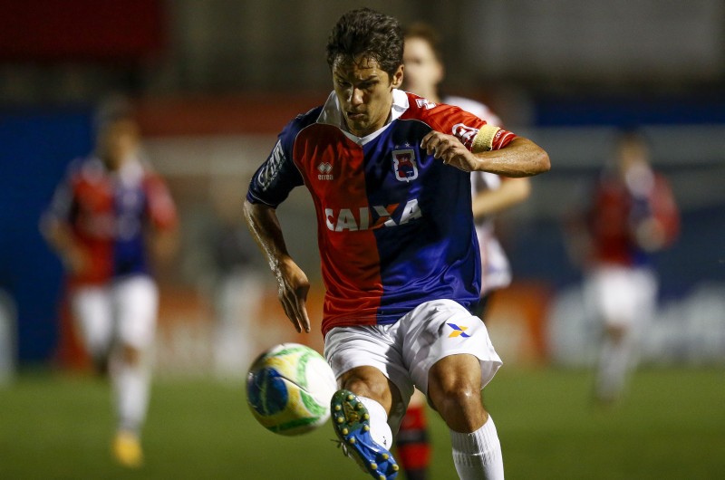 Lúcio Flávio arranca para tentar furar defesa do Oeste na Vila Capanema | Hugo Harada / Gazeta do Povo